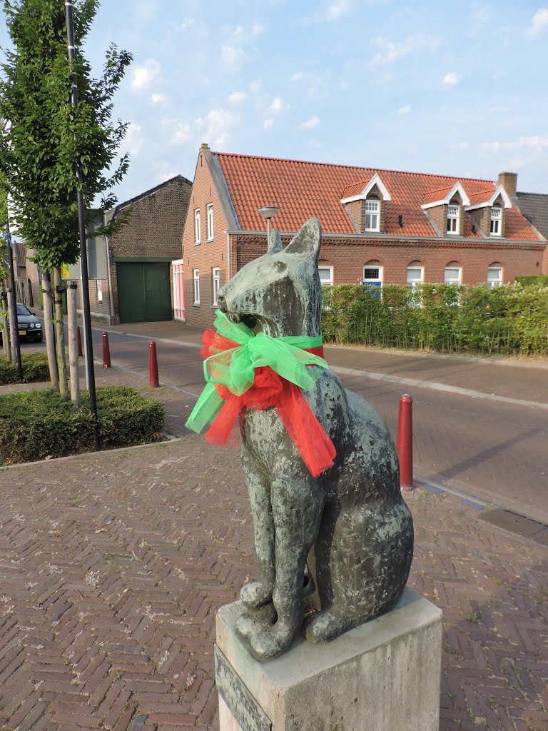 De kater van Maasniel met de strik by Ted Potters