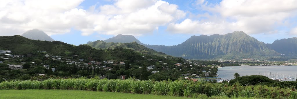 Koʻolau Range, Kaneohe by Bob Linsdell