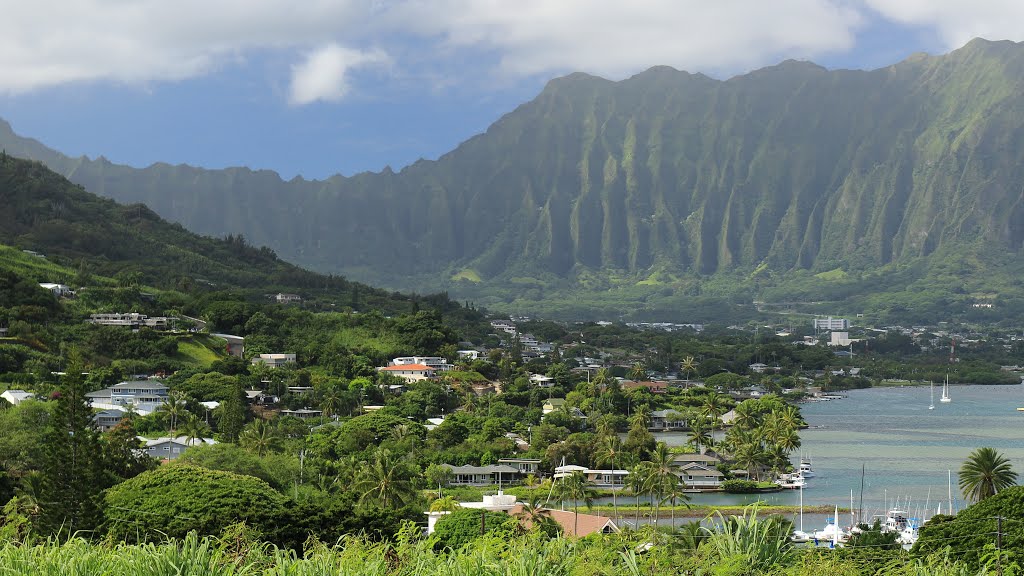 Koʻolau Range, Kaneohe by Bob Linsdell