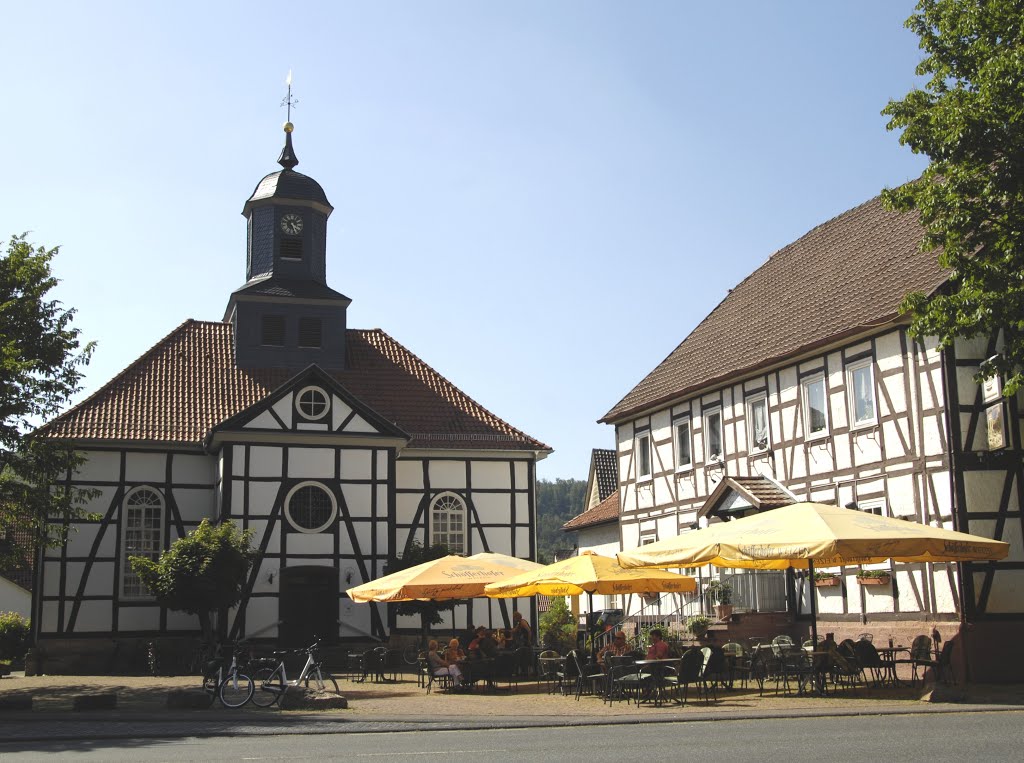 Gieselwerder, zentraler Platz nahe der Weserbrücke by Uwe Gehring