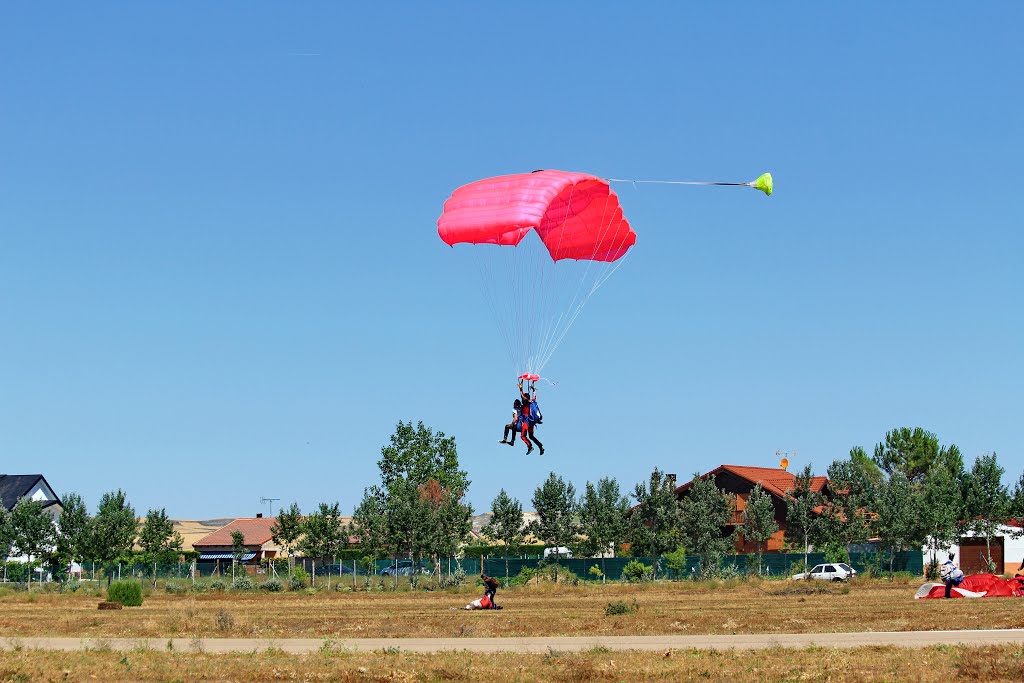 Paracaidistas en el aerodromo de Matilla by RA Melgar