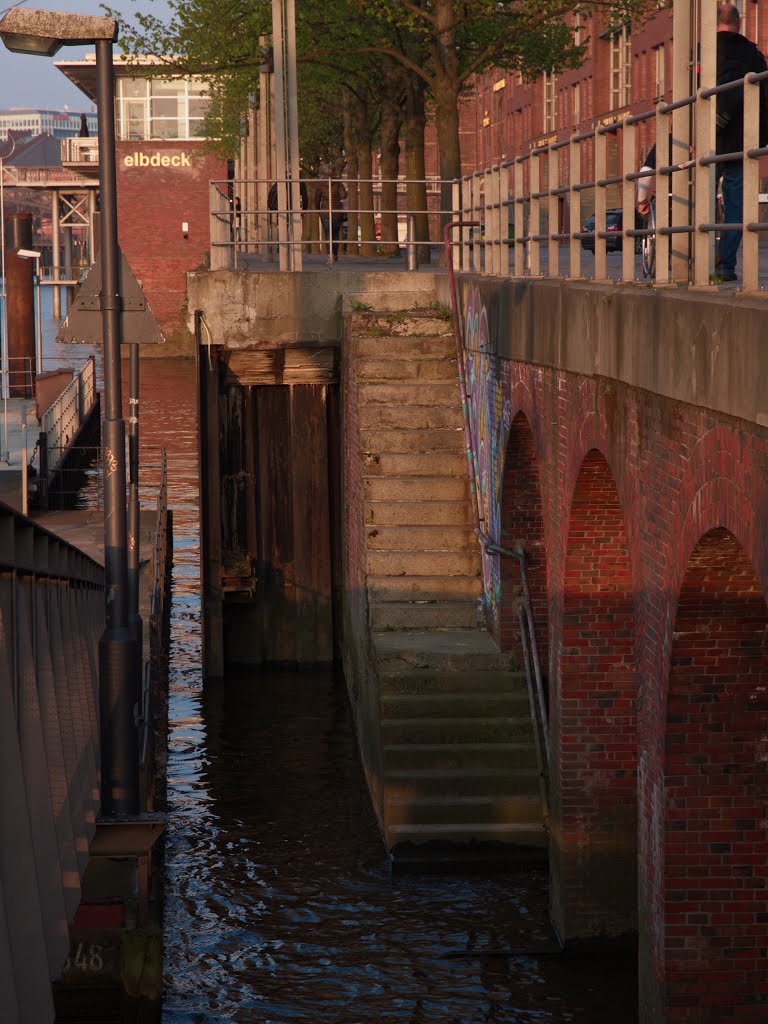 Brandenburger Hafen in Hamburg 02.jpg by Torsten Schlüter