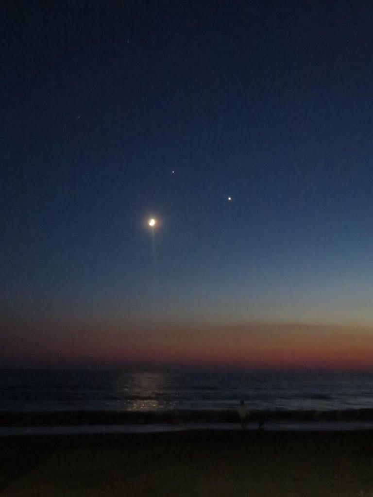 Moon dancing with Venus and Jupiter by leotordo