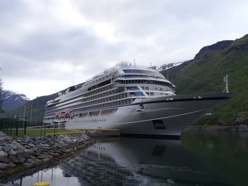 Kreuzfahrtschiff in Flam. by lahnskipper