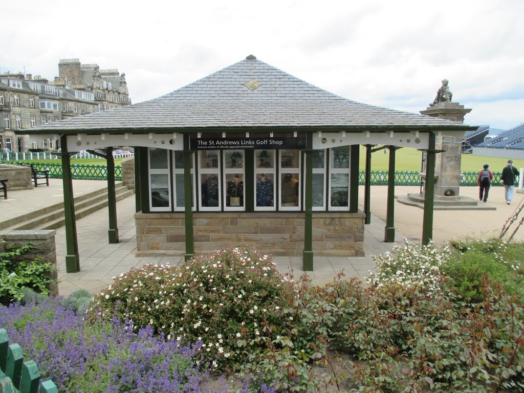 The St Andrews Gift Shop. by Terry Gilley