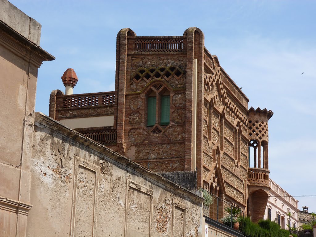 Lateral de ca l'Espinal amb tribuna a la cantonada, de Joan Rubió (1900), Colònia Güell. by Pedraferit Barchinon…