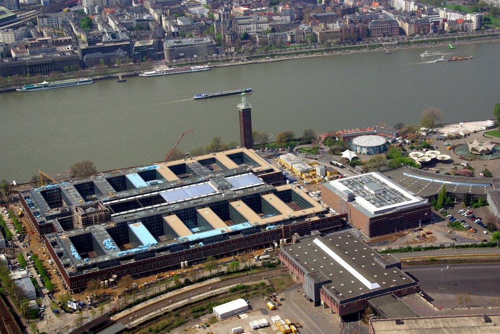 Umbau einer Messehalle in Deutschlands größten Privatfernseh-Sender, RTL in Köln am Rhein. Federführend ist das Architekturbüro HPP in Düsseldorf, fotografier hat Laubner-Luftbild.de by Knut123otto