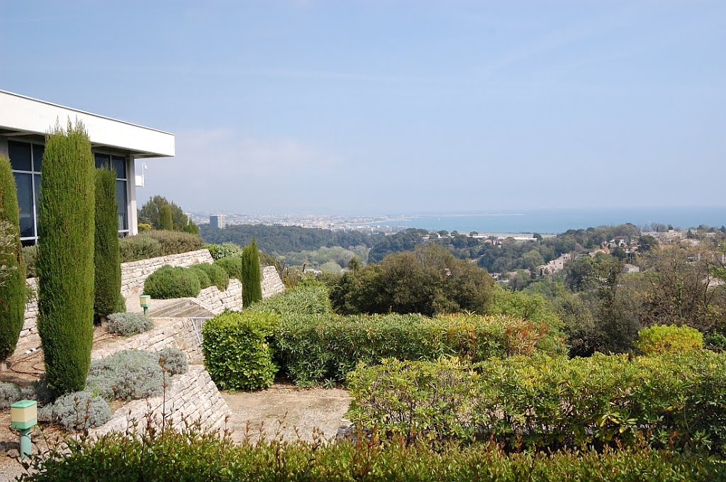 Gardens at Amadeus' new building in Villeneuve Loubet by etravel