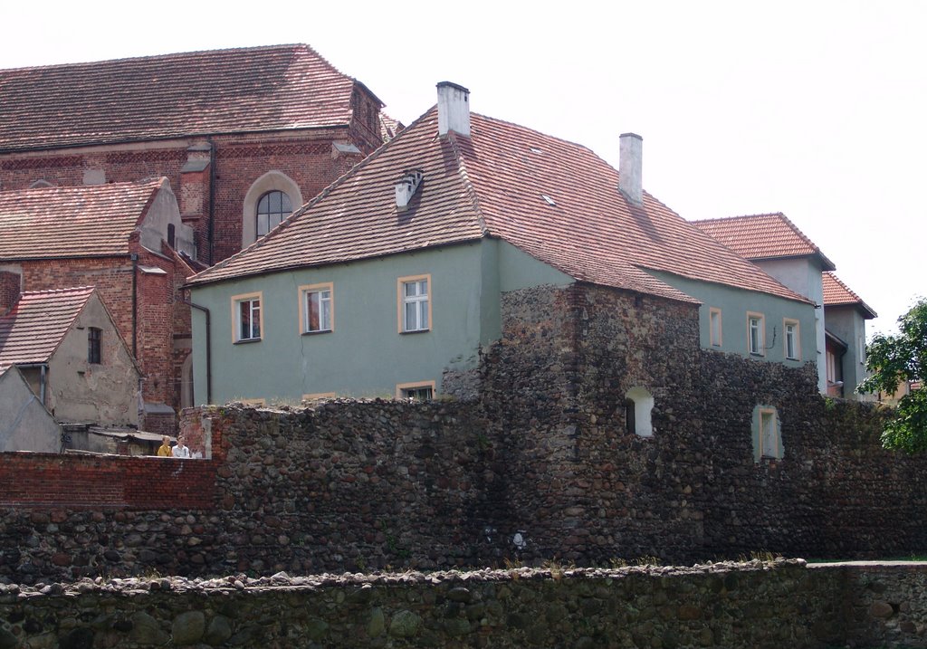 Stadtmauer, ein Teil der Marienkirche im Hintergrund by poraszka