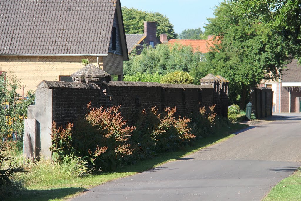 Blitterswi​jck - Maasweg : Kloostermuur by John Scholte