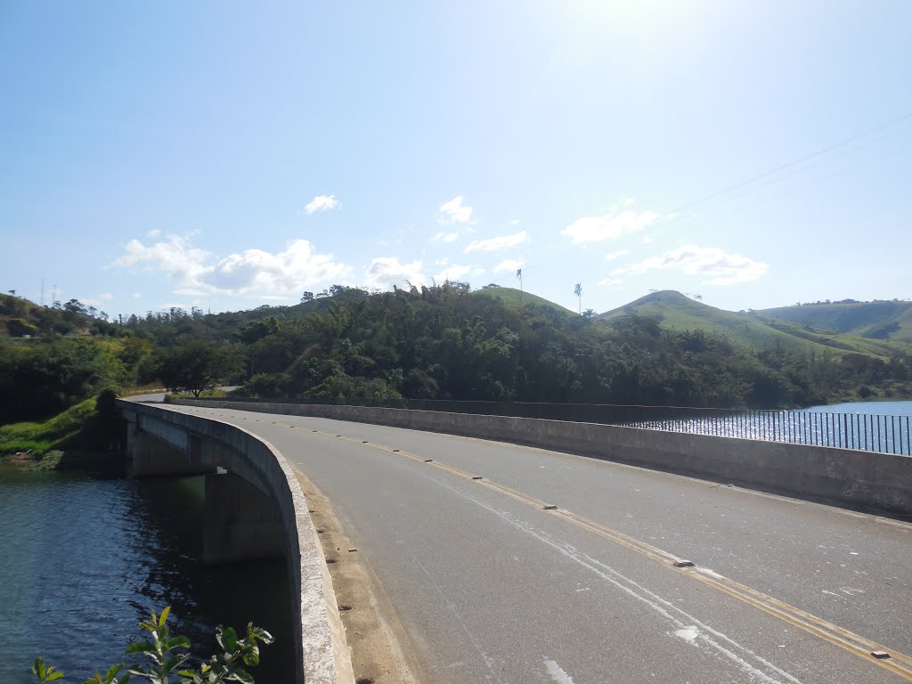 Ponte sobre o rio Doce by Patricio Carneiro