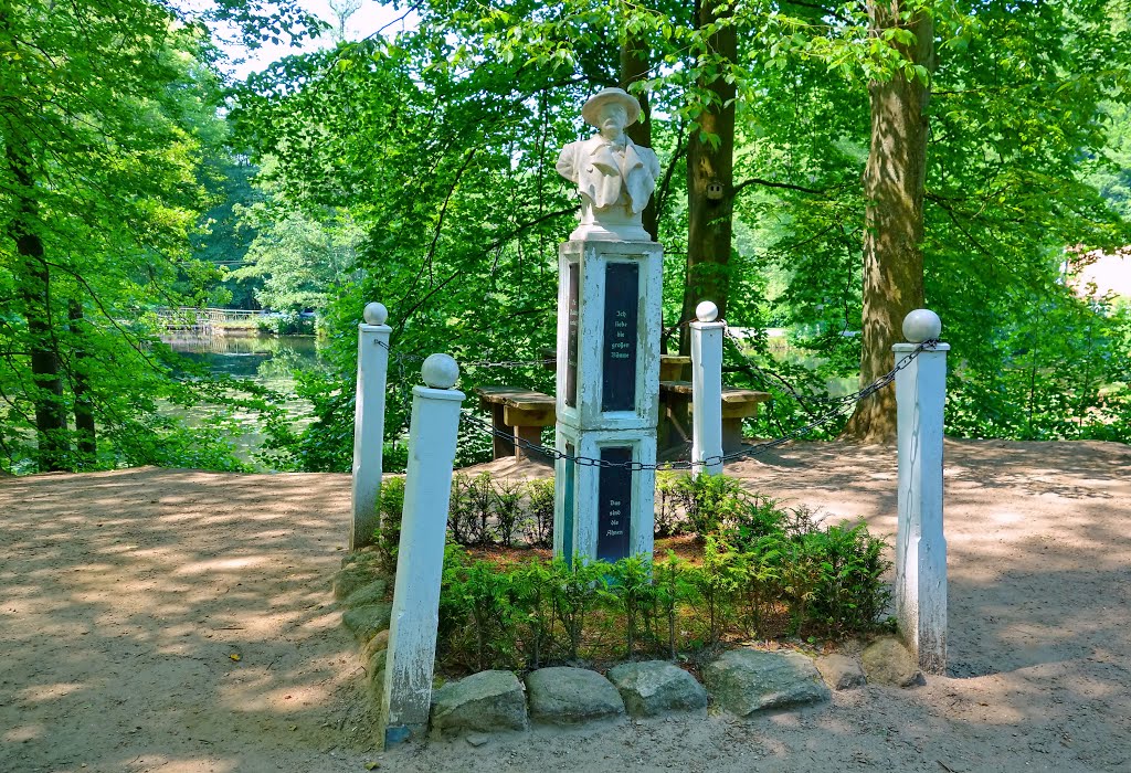 Die Fürst Bismarck Büste auf der Insel der Besinnung - Friedrichsruh by Rit@