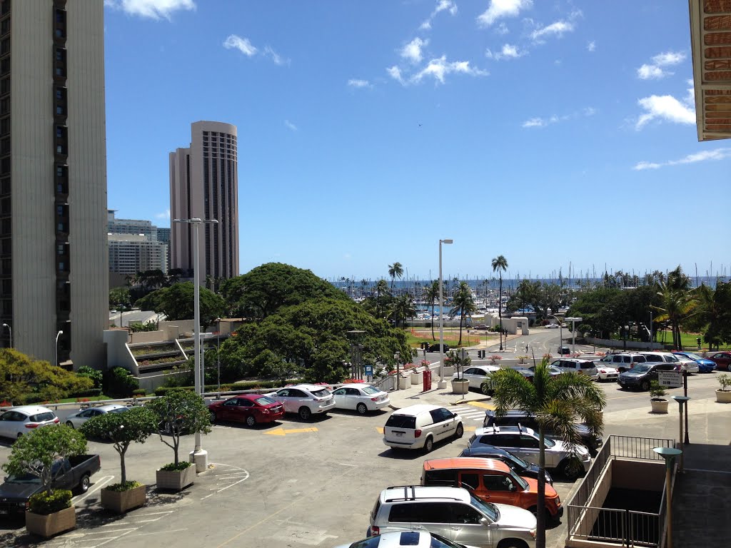 Ala Moana, Honolulu, HI, USA by Gurudo K.G