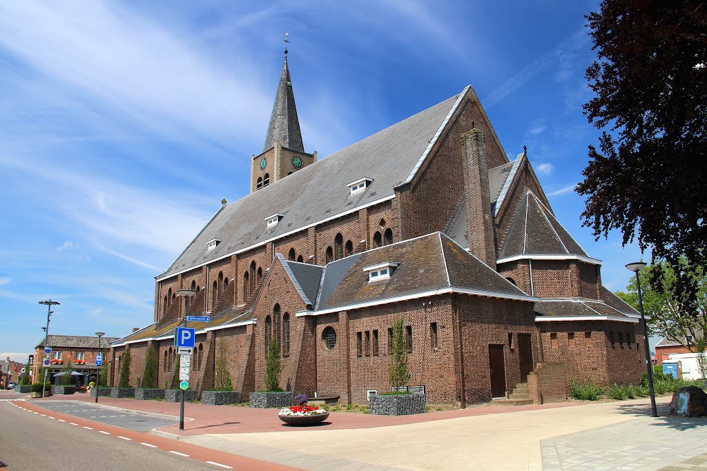 Nispen - Kerkplein 1 : Maria Hemelvaartkerk by John Scholte