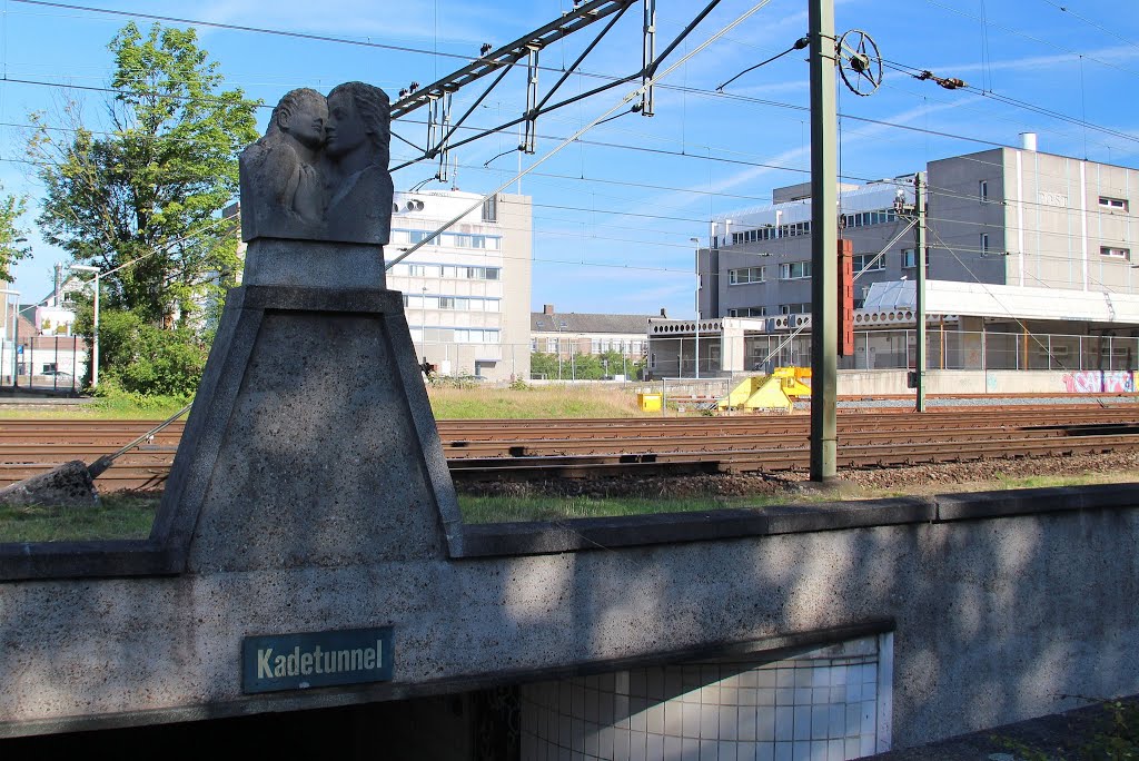 Roosendaal - Kadetunnel : Moeder en kind by John Scholte