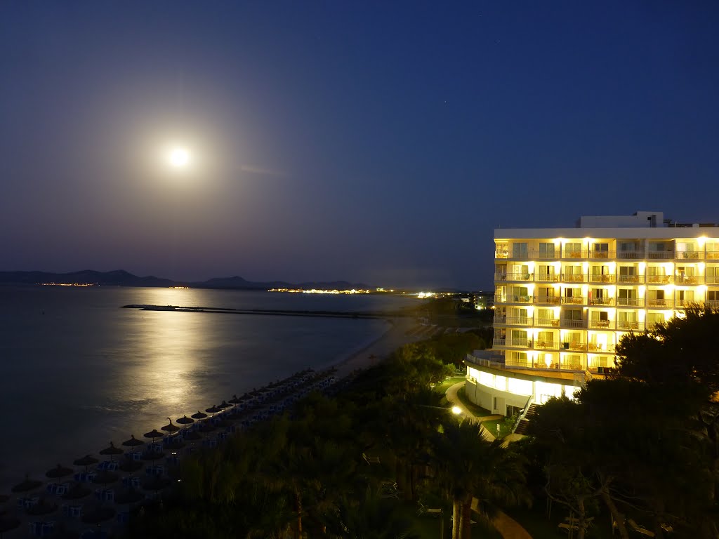 Playa de Muro (Esperanza Suites), by night by David Huonder