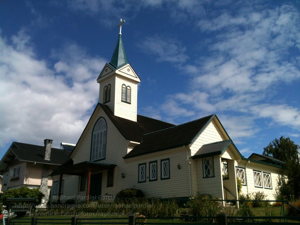 Igreja Luterana na avenida Phillipi na Baixo Frutillar, Frutillar, Chile. by Raphael Pardini Garc…