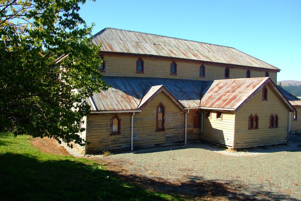 Decaying old church buildings, Lawrence, Otago. by Murray Kerr