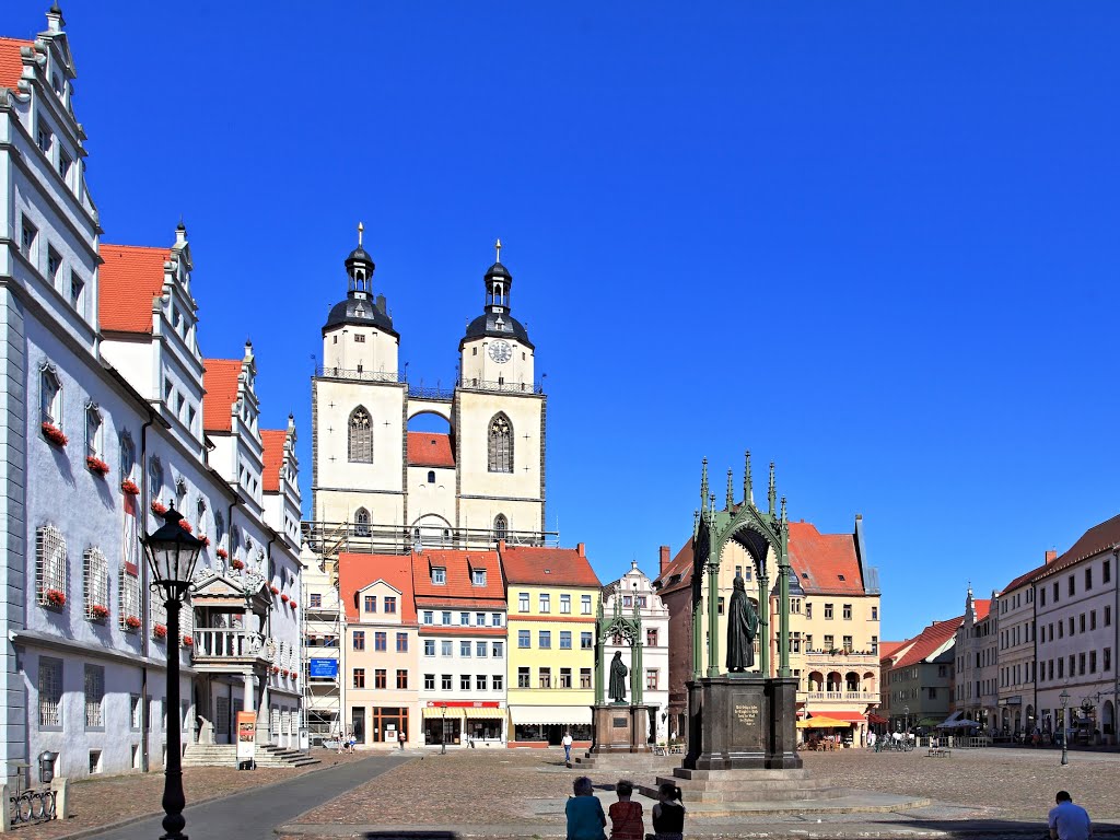 Wittenberg, Markt mit dem Melanchtondenkmal und Stadtkirche sankt Mrien by Horst Gryger