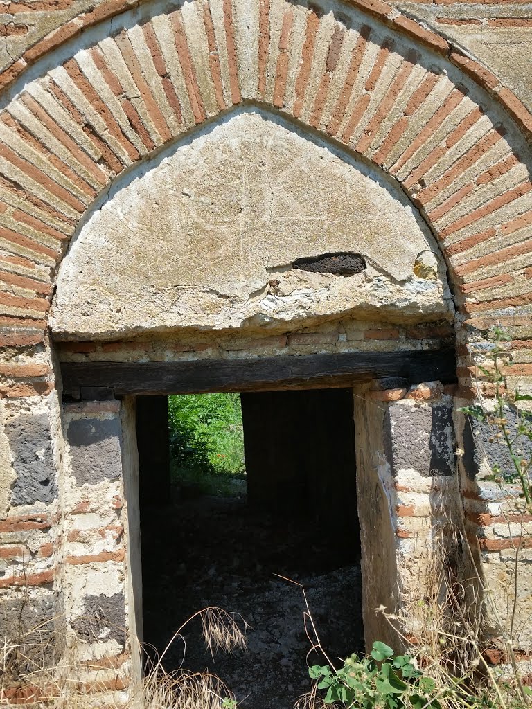 Mosque in Tabanovce (entrance) by kemenyg