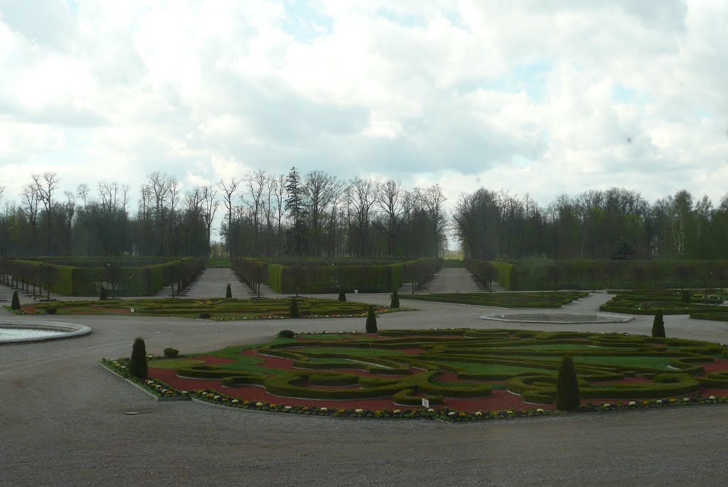 Pilsrundāle's gardens at the beginning of May by Jerry Meijer