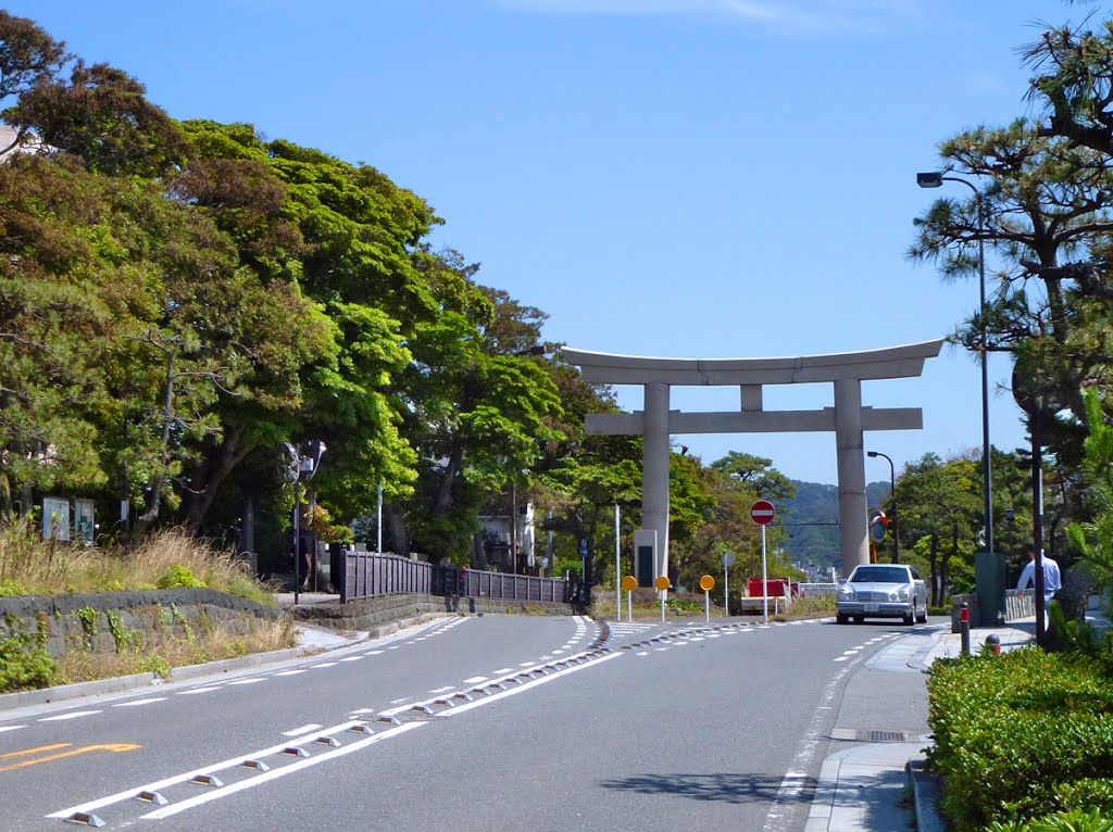 Kamakura 若宮大路 (一の鳥居) by beya_conger