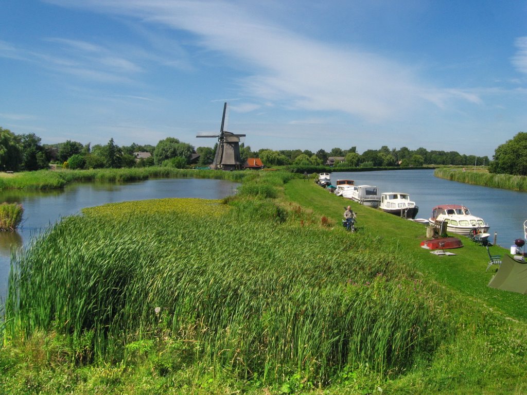 Het molenleedje en de Ambachtsmolen , rechts de Schermerringvaart. by Feika