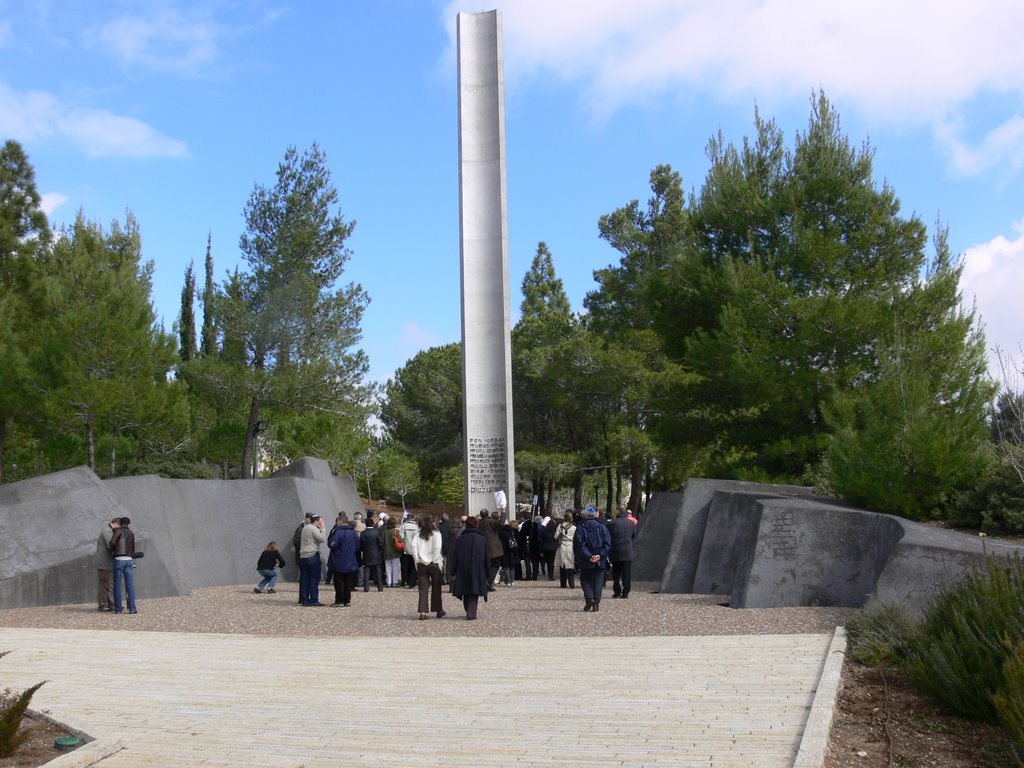 Yad-Vashem - Pillar of Heroism by Daniel Nocerino