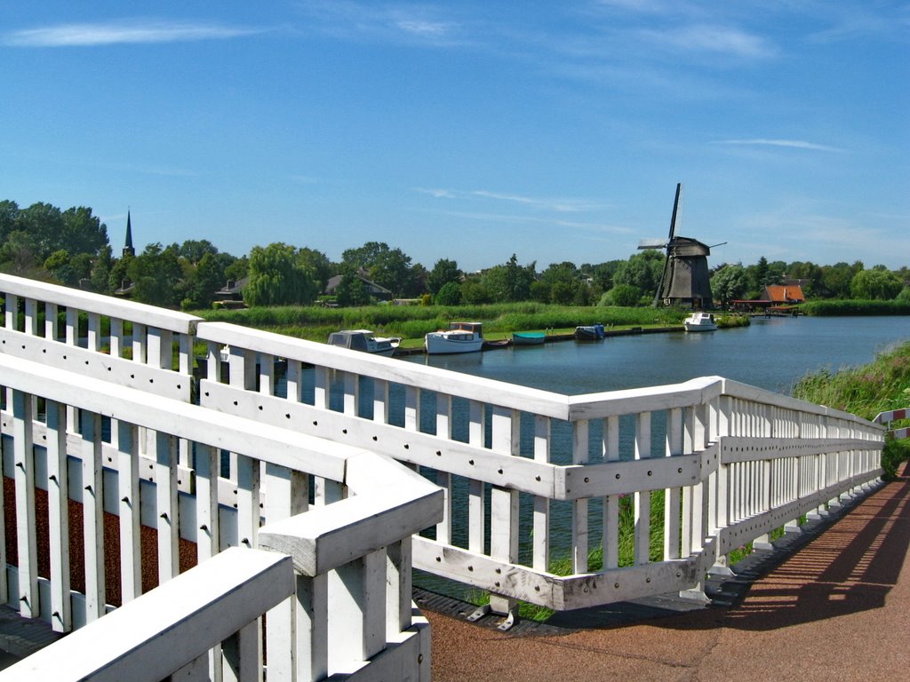 Ambachtsmolen aan de schermerringvaart gezien van af de Kerkebrug by Feika