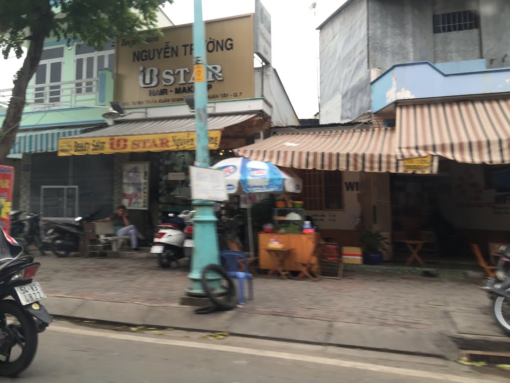 Tân Thuận Tây, Quận 7, Hồ Chí Minh, Vietnam by kacper sawicz