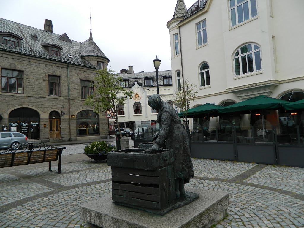 Ålesund, Statue of Sildekona/The Herring Woman, .02 by Emel Yamanturk