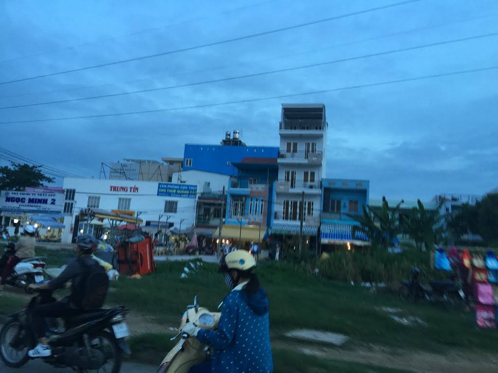 Tân Thuận Tây, Quận 7, Hồ Chí Minh, Vietnam by kacper sawicz