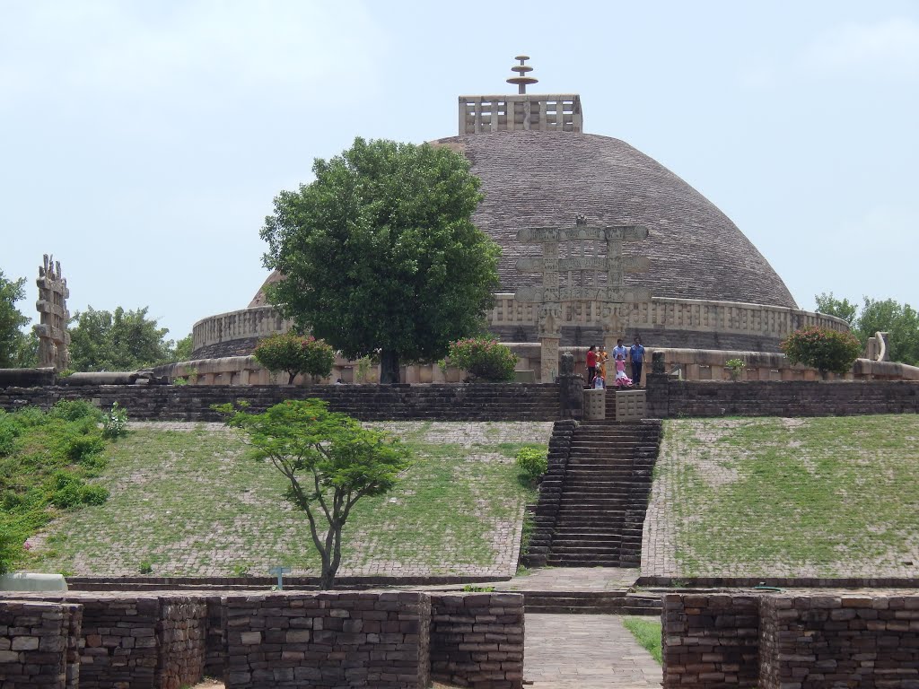 Viewed from Western side, Sanchi Stupa, Raisen District, MadhyaPradesh by Loganathan Lingan