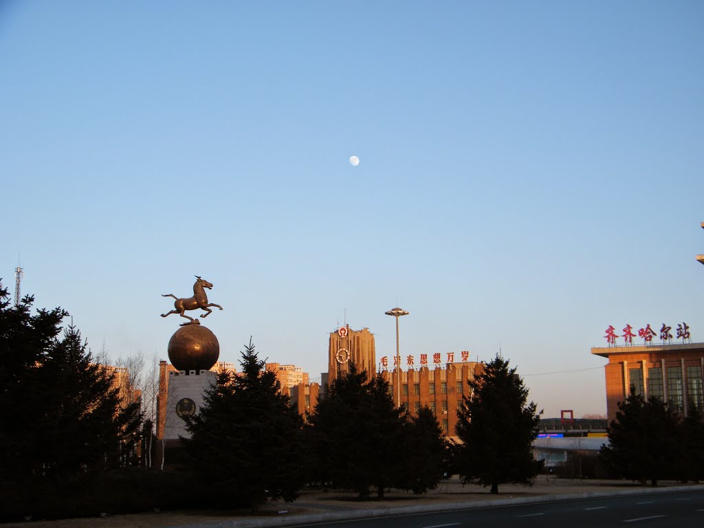 An early moon in mid sky near Qiqihar railway station where benzrad passing by to return his QRRS dorm from weekend reuniting his son, woz, Hope of China. by Faezrland, 天下主家