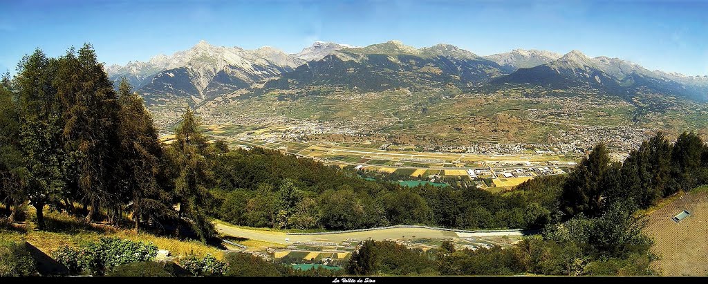 Suisse, dans le Valais, panorama sur la vallée de la ville de Sion by Roger Narbonne