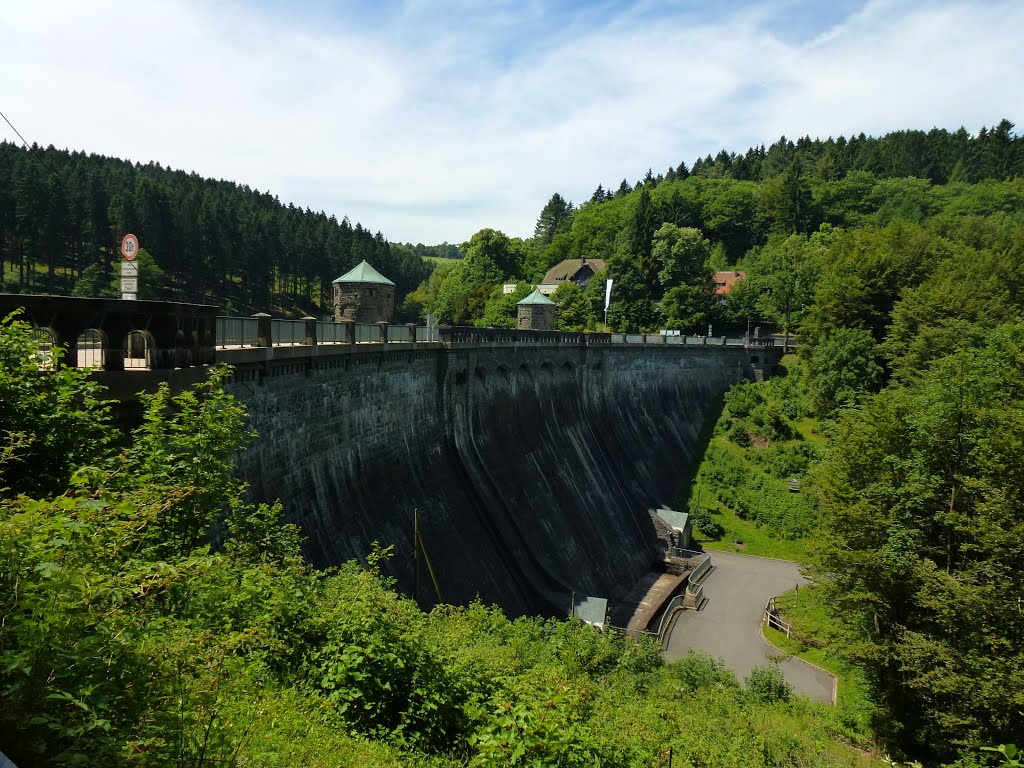 Staumauer der Fürwiggetalsperre by reiner.m