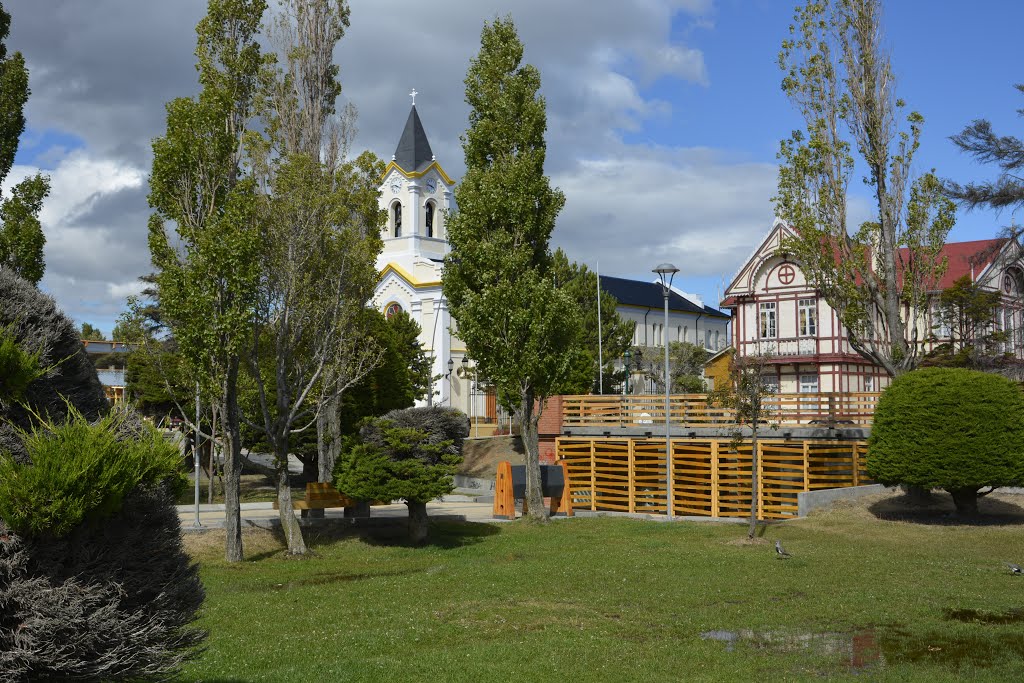 Plaza de Armas Puerto Natales, Ao fundo, torre da "Iglesia María Auxiliadora", Natales, Região de Magallanes e Antártica Chilena, Chile by PAULO ROBERTO R SANT…