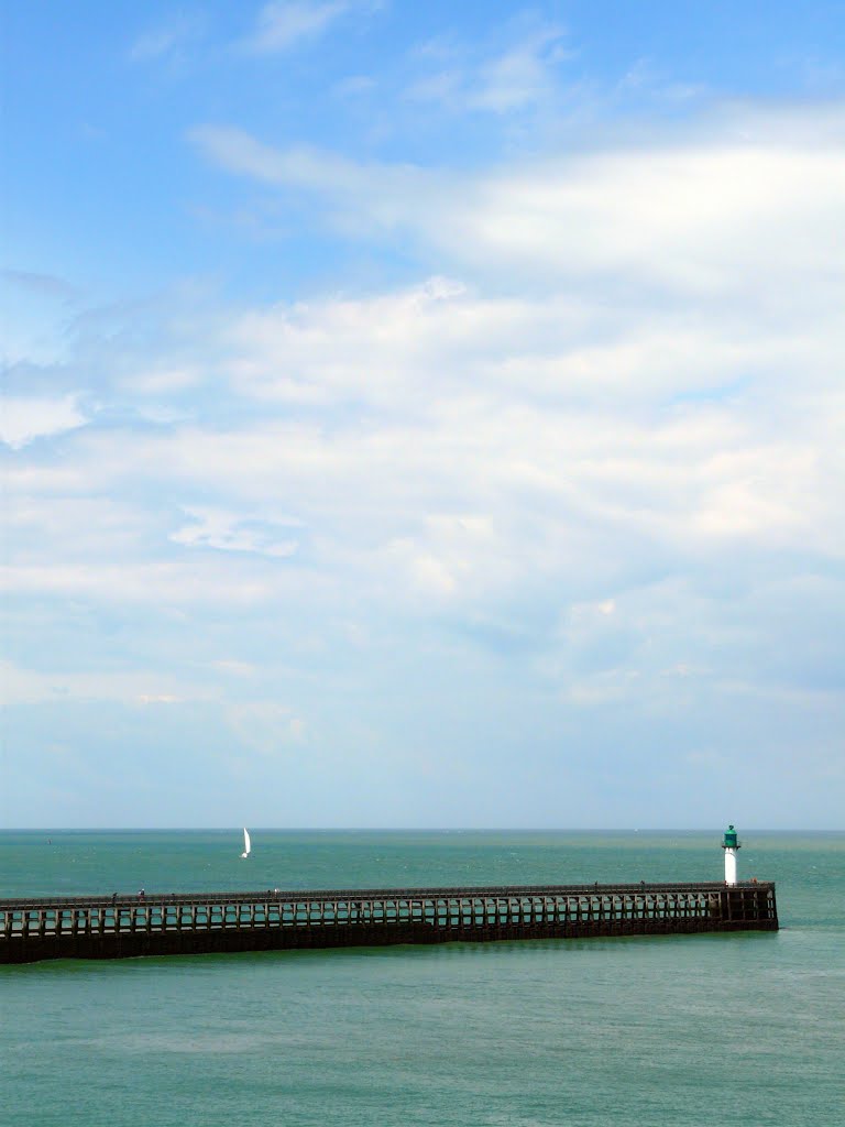 France_Calais_port_pier_green lighthouse_P1370363 by George Charleston