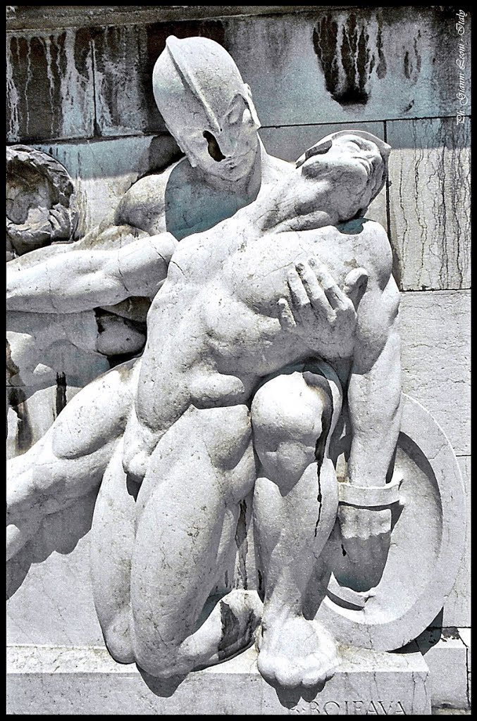 ITALIA - Forlì (FC). Loc: Piazzale della Vittoria (1988); monumento alla Vittoria o ai Caduti, altorilievi in pietra dorata di Trani di Bernardino Boifava (1932). Progetto della piazza: Arch. Cesare Bazzani. - Victory Monument or Memorial to Soldiers falls, in golden stone of Trani, high-reliefs by Boifava Bernardino (1932). Project of the square (1932): Arch: Cesare Bazzani. by antenoremalatesta