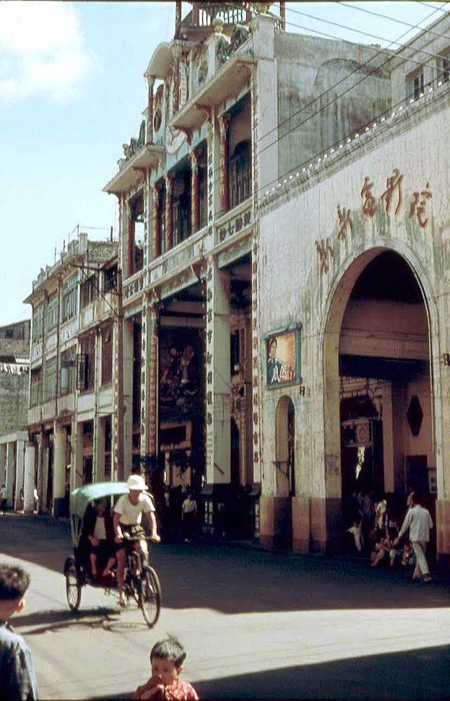 Shangxiajiulu street - Guangzhou, China by Peter Kesselyak