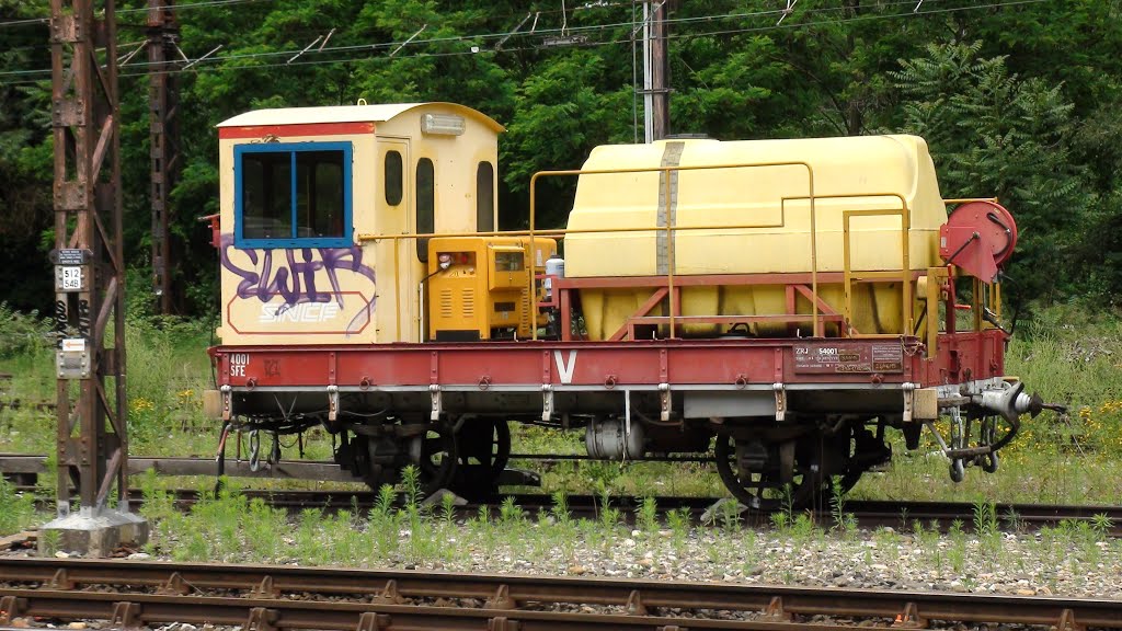 France: Villefranche de Confluent - Le train Jaune - by Gerard vattement