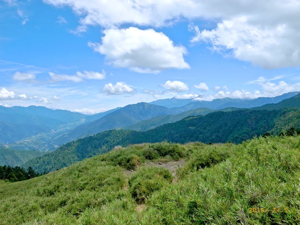 在合歡西峰北望閂山及南湖中央尖(Mt. Shuan(bolt) and Nan-Hu, Chung-Yang Jian viewed from Her-Huan West Peak) by Dalton R.