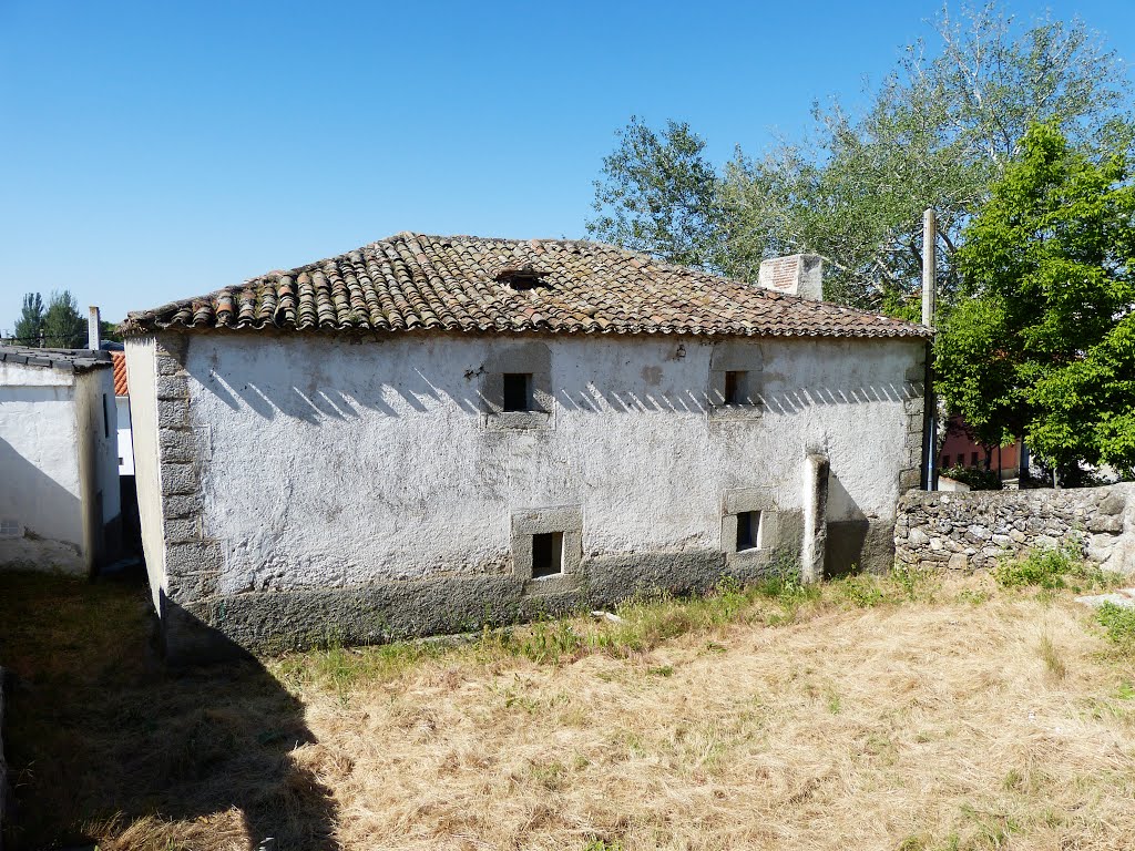 Cabanillas de la Sierra (Madrid). Casona. by benjamin M. M.