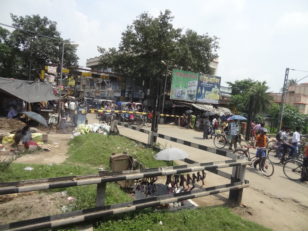 Level Crossing, Katwa JṈ, View from Train by sban1998