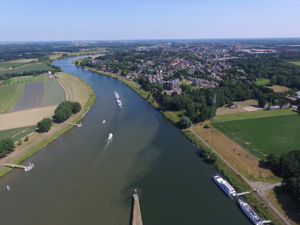 Sluis Belfeld, Maas. by www.binnenvaartinbee…