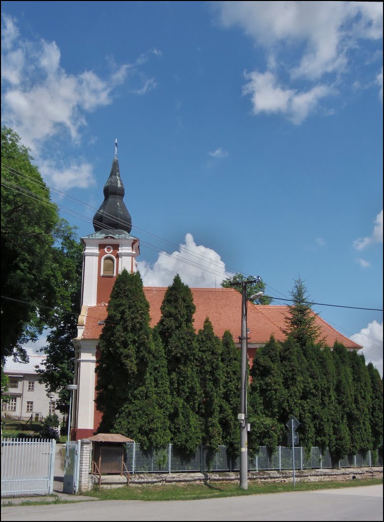 Kostol v obci Trávnica. (r.2015/OlympusSP810UZ) by Matej R. Petruf