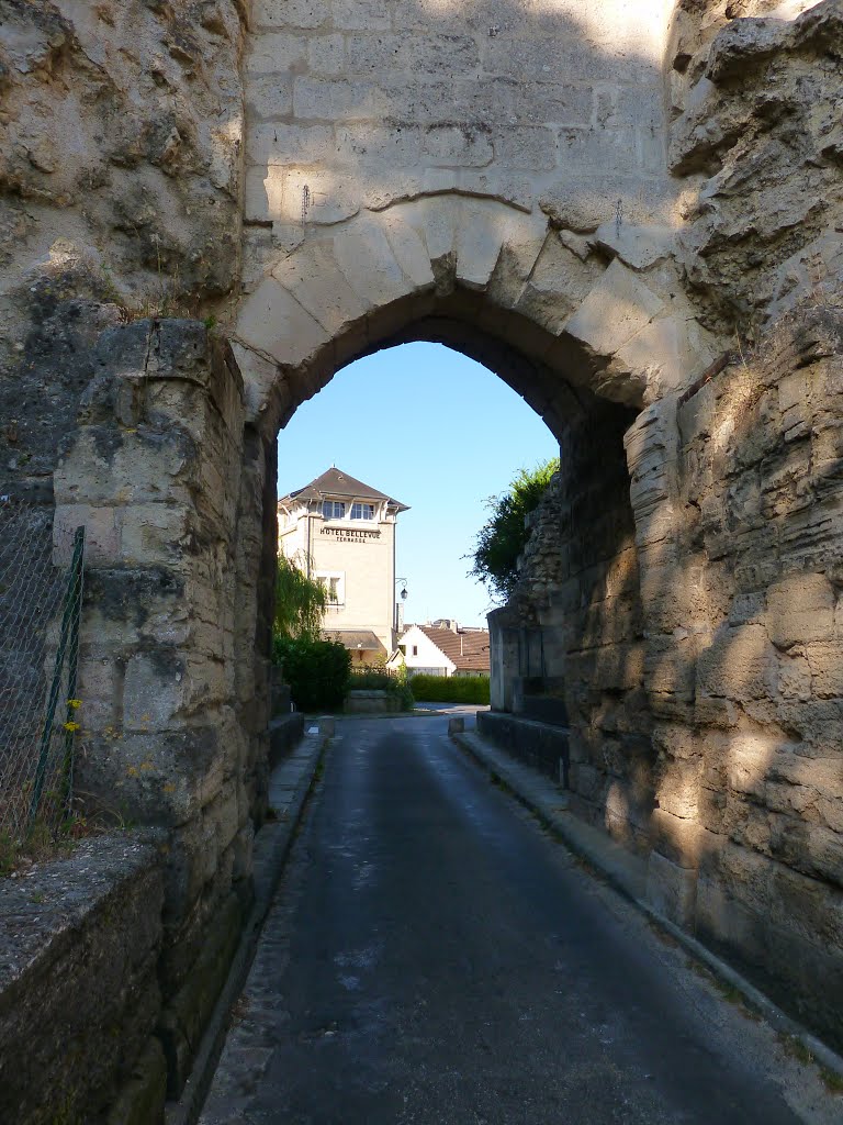 Coucy-le-Château-Auffrique by Randy Tchen