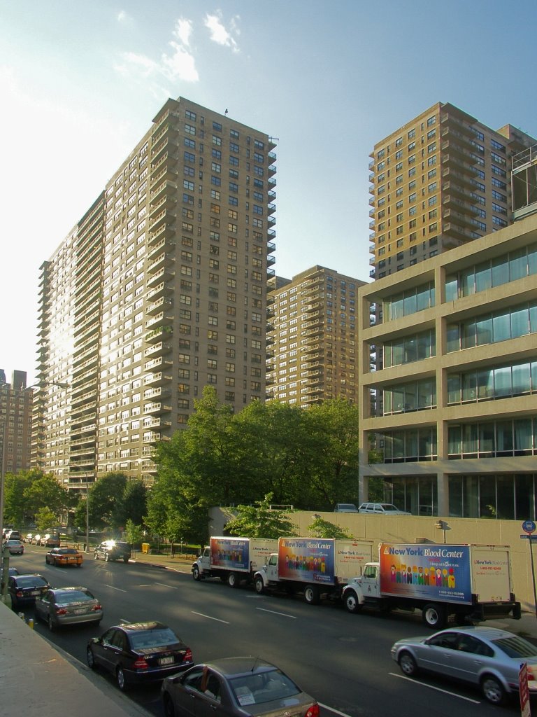 New York - Usa - Lincoln Towers, 140-142 West End Avenue by Raniero Tazzi