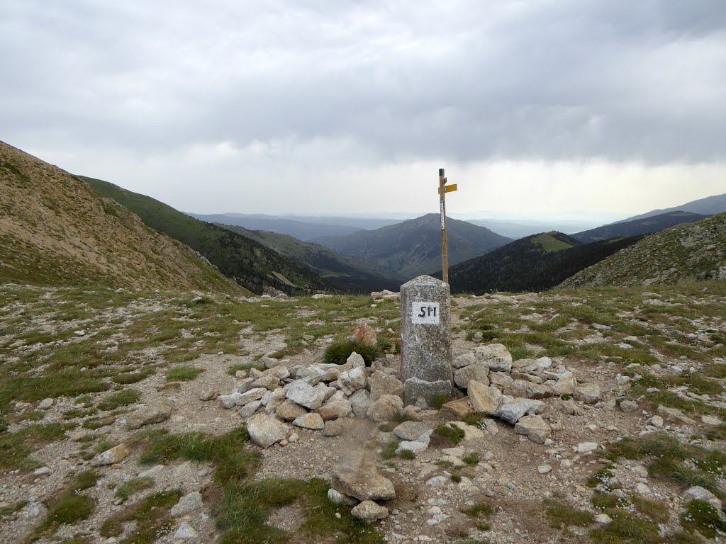 Portella de Mentet, mojón e indicadores (2.411 m) by Santi Usabiaga