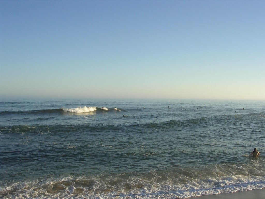 Surfistas en la playa del barco/la Pedrera/Rocha/Uruguay by fernando courdin